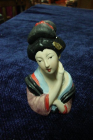 Frasco de perfume pintado à mão (a tampa destaca-se pelo apanhado). 